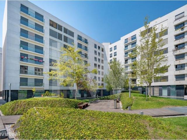 Apartamento T5 no Condomnio Alto dos Moinhos junto ao Hospital Lusad