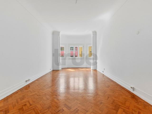 Apartamento T5 para Venda na Prestigiada Rua Rodrigo da Fonseca nas Avenidas Novas, Lisboa