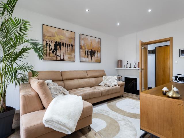 Apartamento T5 remodelado em Algés