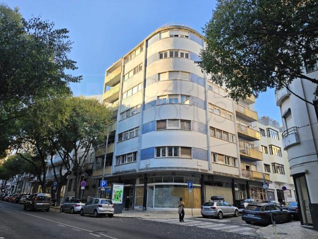 Apartamento T6+ 1, para remodelação total, na Rua Pascoal de Melo Estefânia, Lisboa