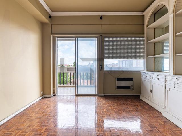 Apartamento T6 com Varandas e Arrecadação Para Remodelação, na Avenida Estados Unidos da América