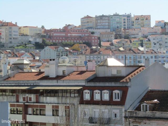 Apartamento T6 na Av. Almirante Reis / Anjos e Sra. do Monte