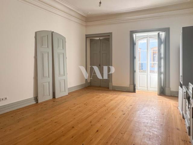 Apartamento T6 para Remodelação com Açoteia e Elevado Potencial de Investimento, Loulé