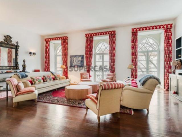 Apartamento T8, em palacete, junto do Castelo de São Jorge