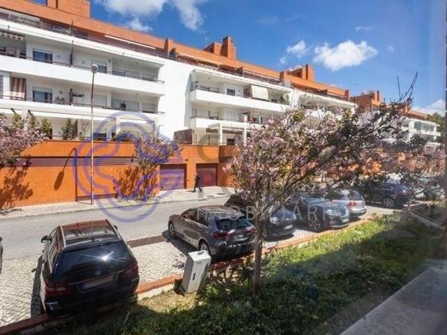 Apartamento T 3 em Oeiras, Alcabideche para venda com garagem box e arrecadação e varanda