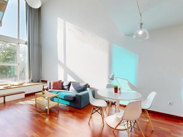Apartamento tipo dúplex con gran cristalera, diseño moderno y luz natural