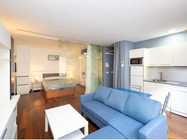 Apartamento tipo loft con garaje incluido y piscina en zona Parque Lagos