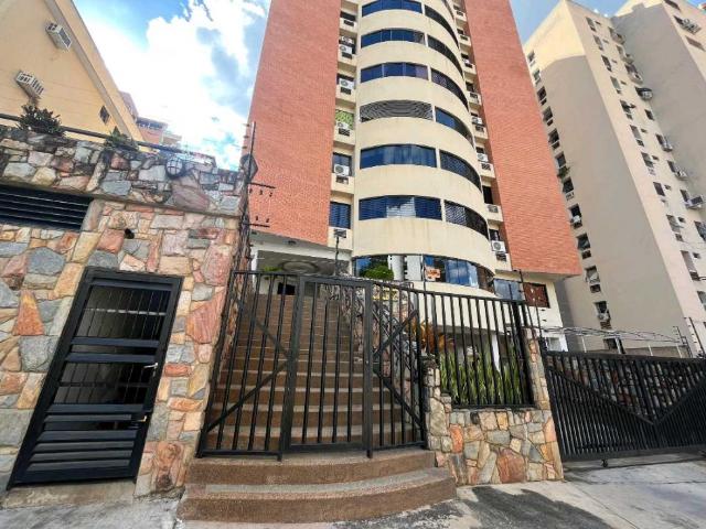 APARTAMENTO TIPO PENTHOUSE EN VENTA URB. EL BOSQUE PE 9614174