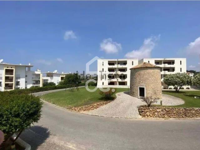 Apartamento TO convertido a T1 em condomínio fechado com 3 piscinas, campo de ténis e várias zonas com espaços verdes., Albufeira