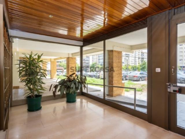 Apartamento totalmente recuperado e modernizado, como NOVO, localizado na Praça Infante Dom Duarte