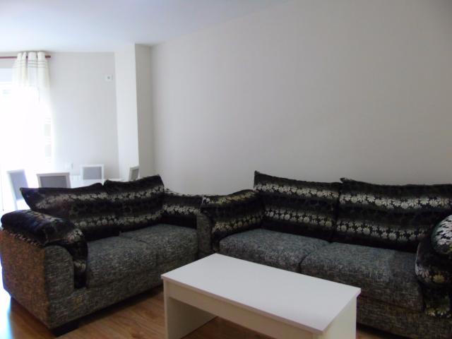 Apartamento totalmente reformado y mobiliario a estrenar junto a Plaza de España. Un dormitorio, salón comedor, cocina independiente y amplia terraza
