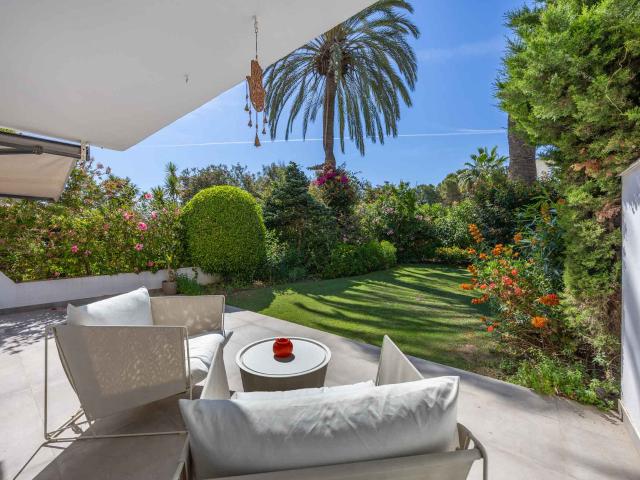 Apartamento totalmente reformado de 2 habitaciones con jardín privado y garaje cerrado, una oportunidad única en Sotogrande Costa