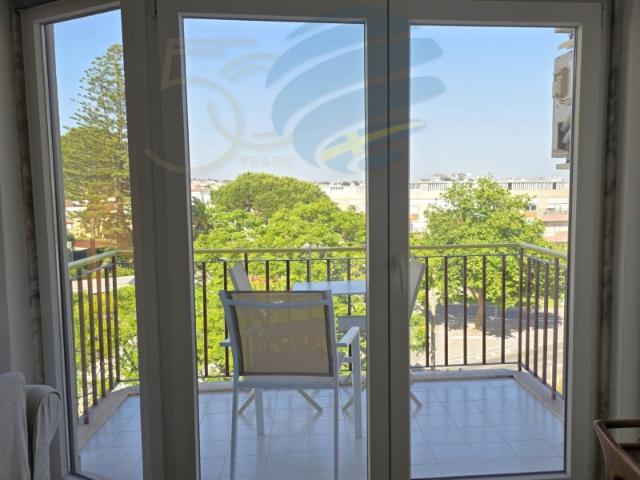 Apartamento totalmente remodelado, com vista de mar, a poucos passos do centro de Cascais