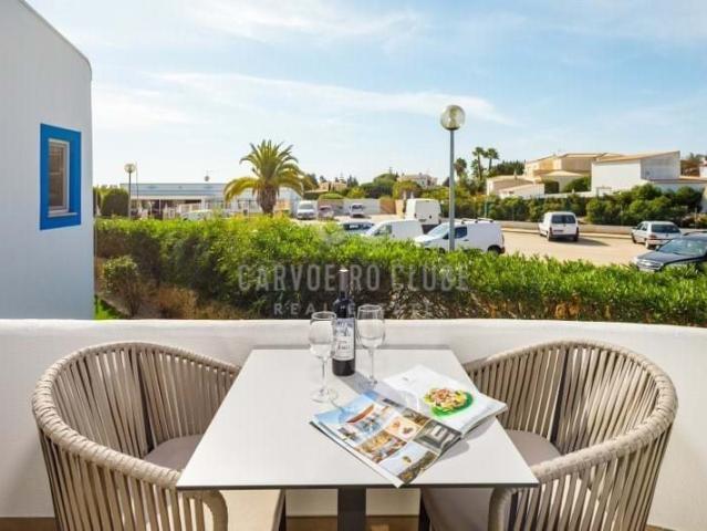 Apartamento totalmente remodelado de 2 quartos no primeiro a. 100m² Lagoa e Carvoeiro