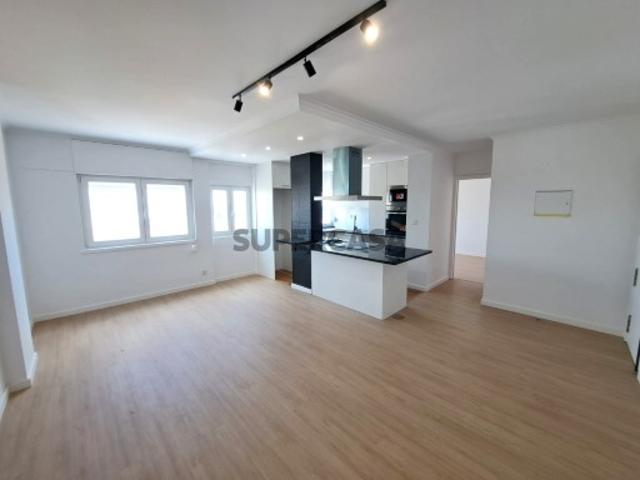 Apartamento totalmente remodelado T3 na Caparica