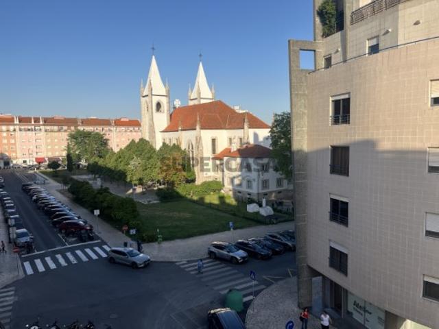 Apartamento TOTALMENTE RENOVADO COM OBRAS A ESTREAR em Campo de Ourique