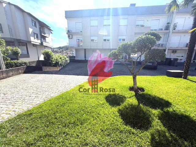 Apartamento totalmente restaurado no r/c com terraço e fantástica marquise Oportunidade Única!