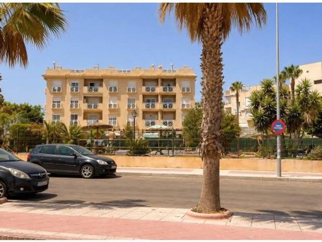 Apartamento turístico en primera línea de mar con piscina, garaje y solárium panorámico