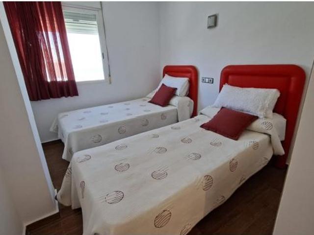 Apartamento ubicado en primera línea playa Daimús, destaca por su privilegiada orientación noroeste