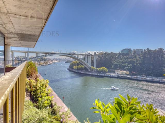 Apartamento único T3+1 com varanda de 93m2 para comprar nas. 343m² Lordelo do Ouro e Massarelos
