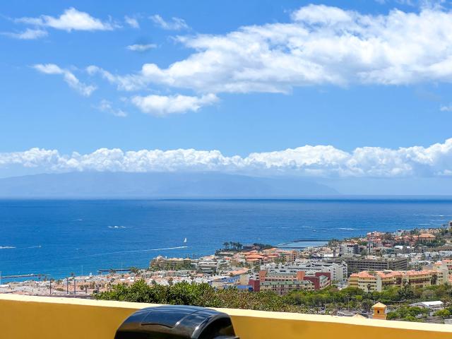 Apartamento único con una gran terraza y vistas panorámicas al mar
