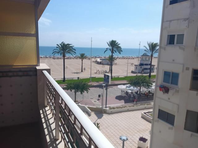 Apartamento vacacional en primera línea de Playa de Gandía con vistas al mar