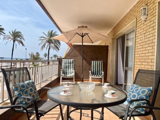 APARTAMENTO VACACIONAL, PRIMERA LÍNEA DE PLAYA VFT/MA/59241 / NRUA: ESFCTU0000290390001575010000000000000000VUT/MA/592416 Piso en Los Boliches Fuengirola
