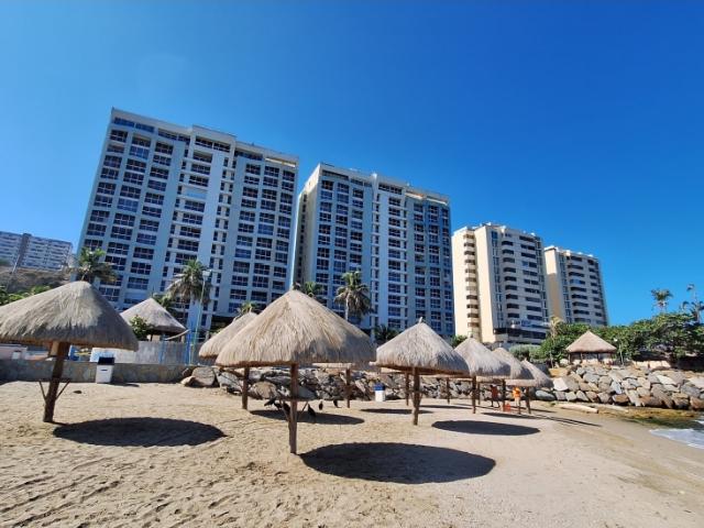 APARTAMENTO VENTA CATIA LA MAR CON PLAYA PRIVADA Y VISTA ESPECTACULAR