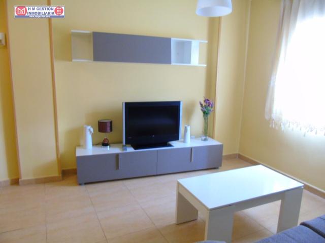 Apartamento amueblado con un dormitorio, baño completo, cocina independiente, calefacción eléctrica de acumuladores. Ubicado en Avda de Cervera. Se trata de segunda planta sin ascensor