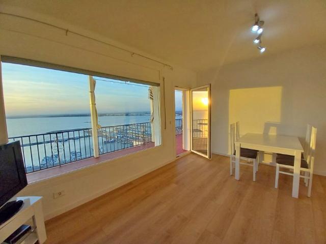 Apartamento ático renovado con vistas al mar, garaje y plaza. 98m² Roses