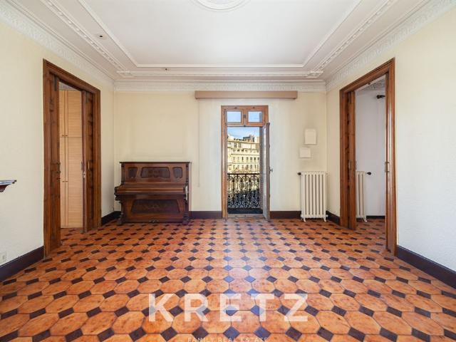 Apartamento auténtico en el Eixample con carácter y enorme potencial