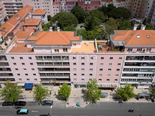 Apartamento, Avenida João XXI, 6 – térreo, à esquerda