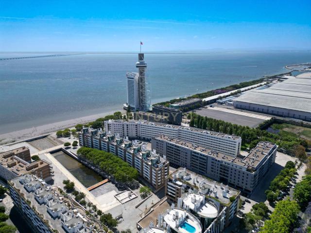 Apartamento Central com Suite e Varanda em Local Tranquilo