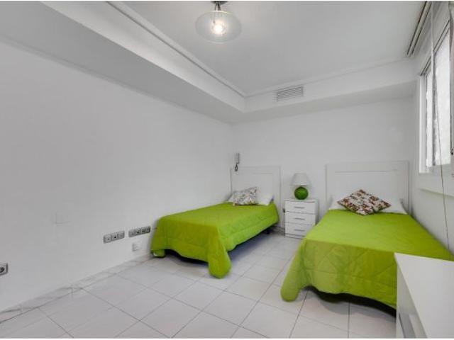 ? Apartamento céntrico y luminoso en Plaza de la Constitución, Torrevieja – 97 m2, 5ª planta y opció