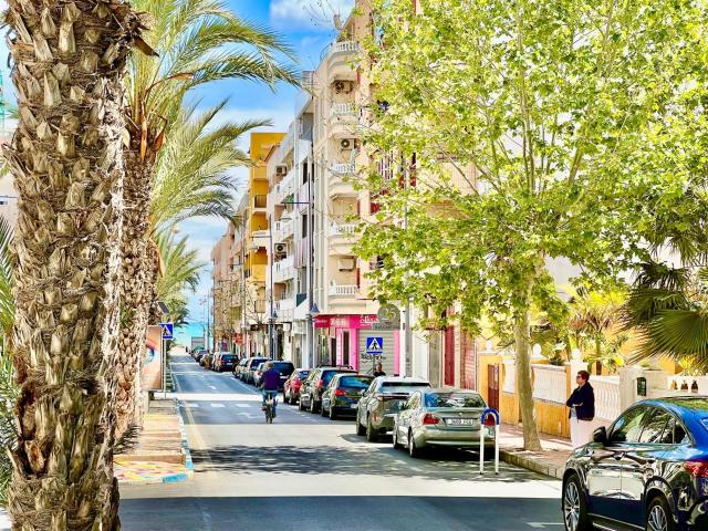 Apartamento céntrico con parking a solo 450m del mar en Avenida Habaneras – Ideal para vivir o invertir en Torrevieja