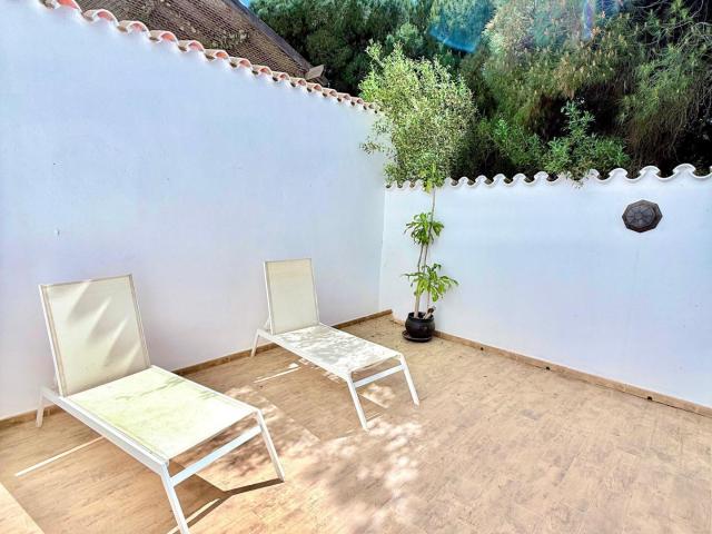 APARTAMENTO CERCA DEL MAR CON JARDÍN PRIVADO Y GASTOS INCLUIDOS EN MARBESA MARBELLA