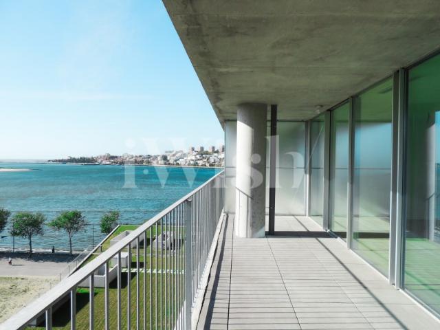 Apartamento com 3 quartos, varandas e vista rio em Vila Nova de Gaia