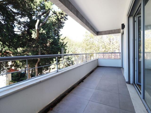 Apartamento com 3 Suites e Mezzanine no Centro de Carcavelos 246m² Carcavelos e Parede