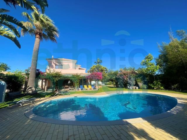 Apartamento com 1 quarto em moradia com piscina para arrendamento anual