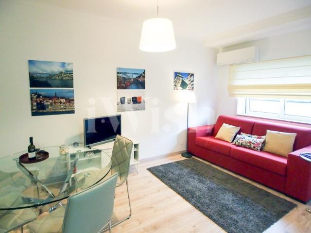 Apartamento com 1 quarto para arrendar na Rua de Santa Catarina próximo a estação de metro do Bolhão
