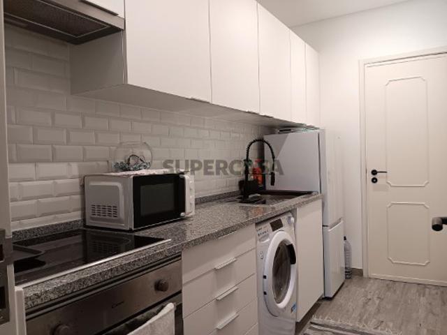 Apartamento com 2 Assoalhadas Completamente Remodelado Junto à CP