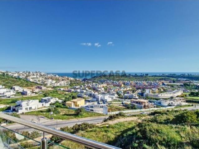 Apartamento com 2 quartos para venda num condomínio de luxo, localizado em zona privilegiada