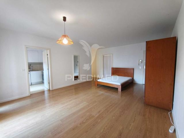 Apartamento com 52 m², localizado num 4º andar com elevador