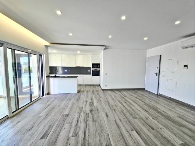 Apartamento com garagem, arrecadação e agradável Vista Mar