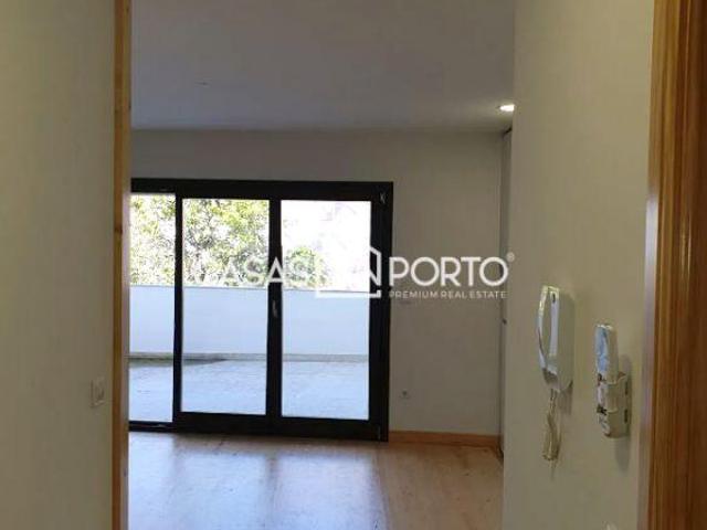 Apartamento com Grande Terraço Privativo | 26084066471