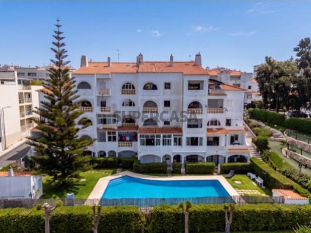 Apartamento com dois quartos e piscina, renovado!