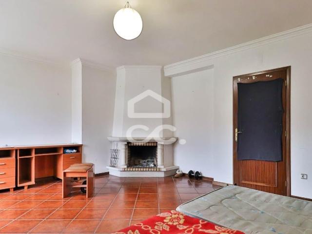 Apartamento com entradas independentes em São Martinho do Bispo, junto à Escola de Enfermagem!