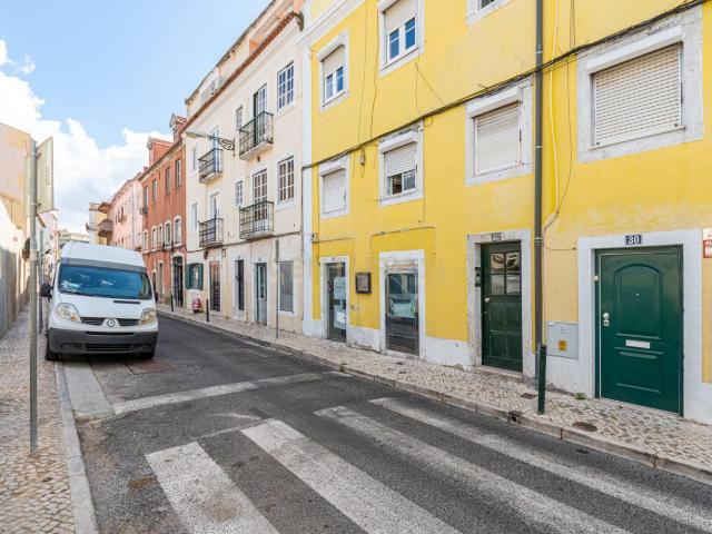 Apartamento com enorme potencial na prestigiada zona da Lapa / Estrela