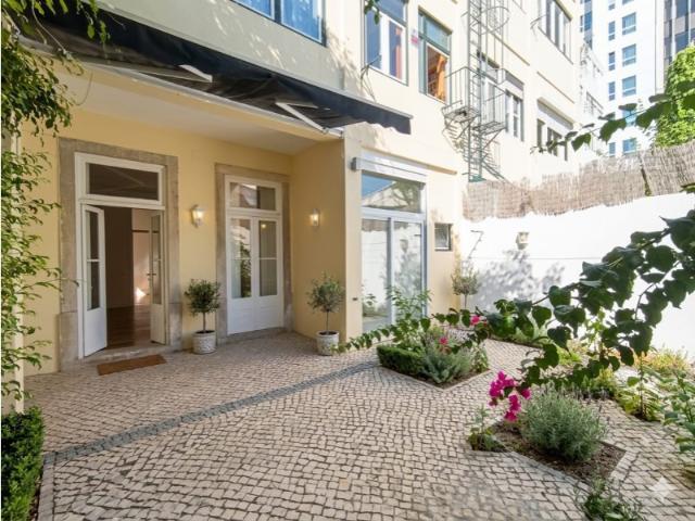 Apartamento com Pé Direito Alto e Jardim Privativo Avenida Duque de Ávila, Lisboa