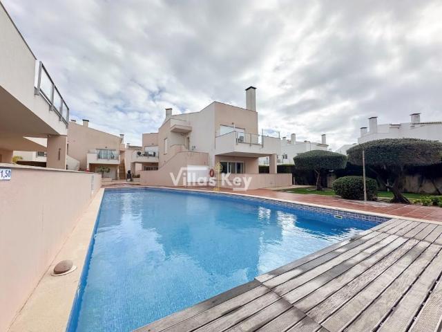 Apartamento com piscina a 10 minutos a pé da Praia do Burgau. 89m² Luz